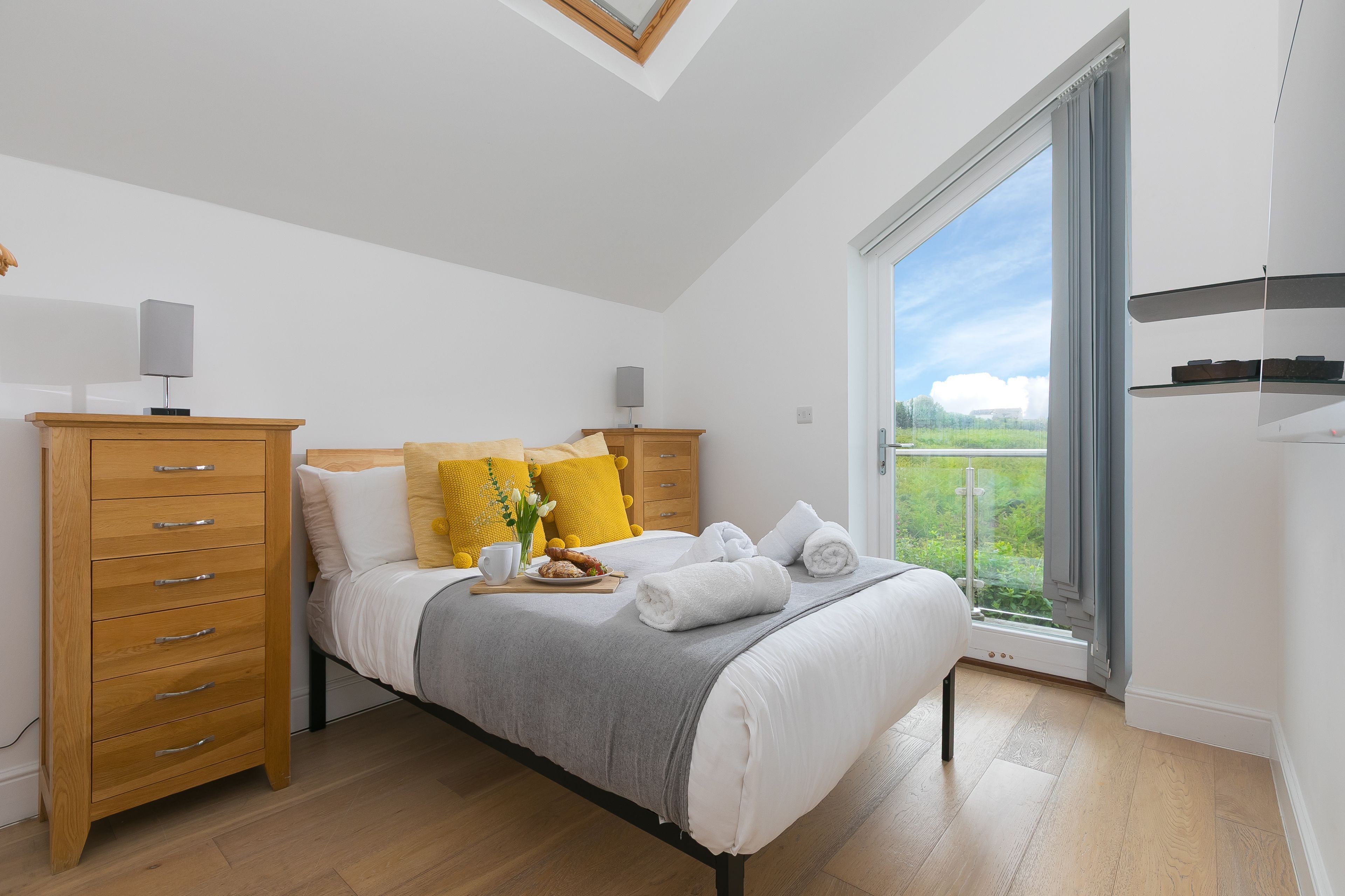 6 bedrooms, desk, iron/ironing board, WiFi