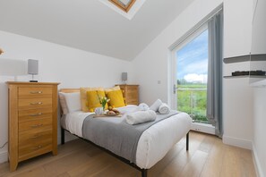 6 Schlafzimmer, Schreibtisch, Bügeleisen/Bügelbrett, WLAN