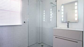 Apartment | Bathroom | Deep-soaking bathtub, towels