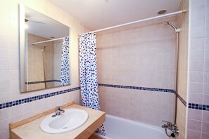 Baignoire, serviettes fournies