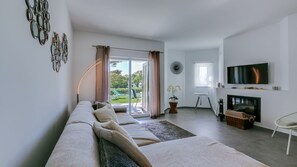 LCD TV, fireplace, books - ★Luxury 3 Bedroom Apartment, Pool & Garden Views, Clube Albufeira near Old Town (Albufeira)