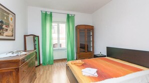 2 habitaciones, tabla de planchar con plancha, internet y ropa de cama 