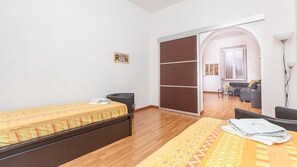 2 عدّة غرف نوم ومكواة/لوح كي وخدمة الإنترنت وملاءات أسرّة