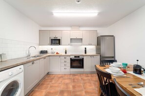 Refrigerador, microondas, horno, lavavajillas