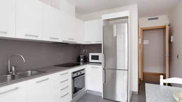 Microwave, cookware/dishes/utensils