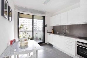冷蔵庫、電子レンジ、オーブン、調理器具と食器