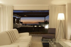 Casa, 2 habitaciones, vista al océano | Área de sala de estar | Televisión