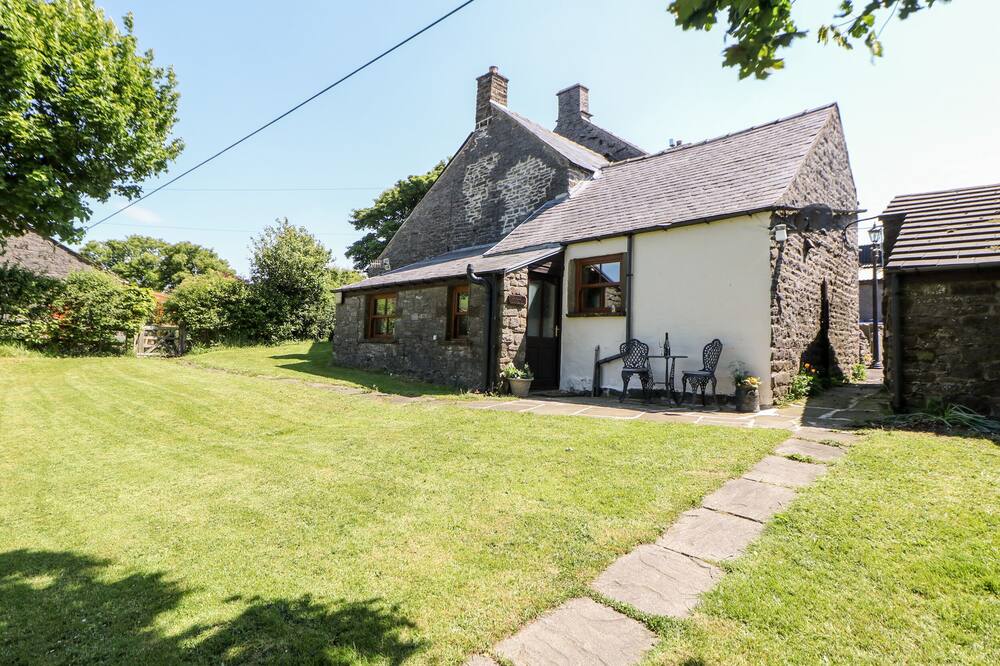 GARDEN COTTAGE, character holiday cottage in Sparrowpit
