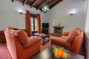 TV - Magnificent and spacious rustic house, El Palmeral nad Los Naranjos-2 bedrooms (Conil de la Frontera)