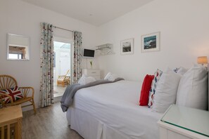3 habitaciones, tabla de planchar con plancha, wifi y ropa de cama 