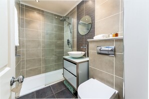 Dusche, Haartrockner, Handtücher, Seife
