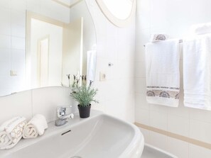 Bañera, secador de pelo y toallas