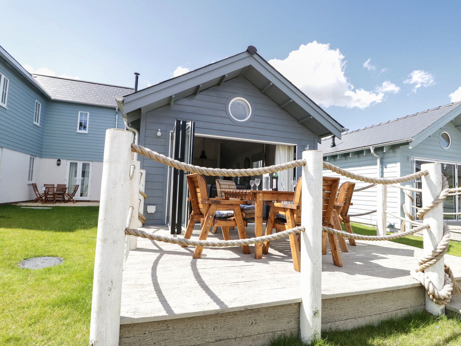 THE LOBSTER POT BEACH HOUSE, pet friendly, with pool in Filey