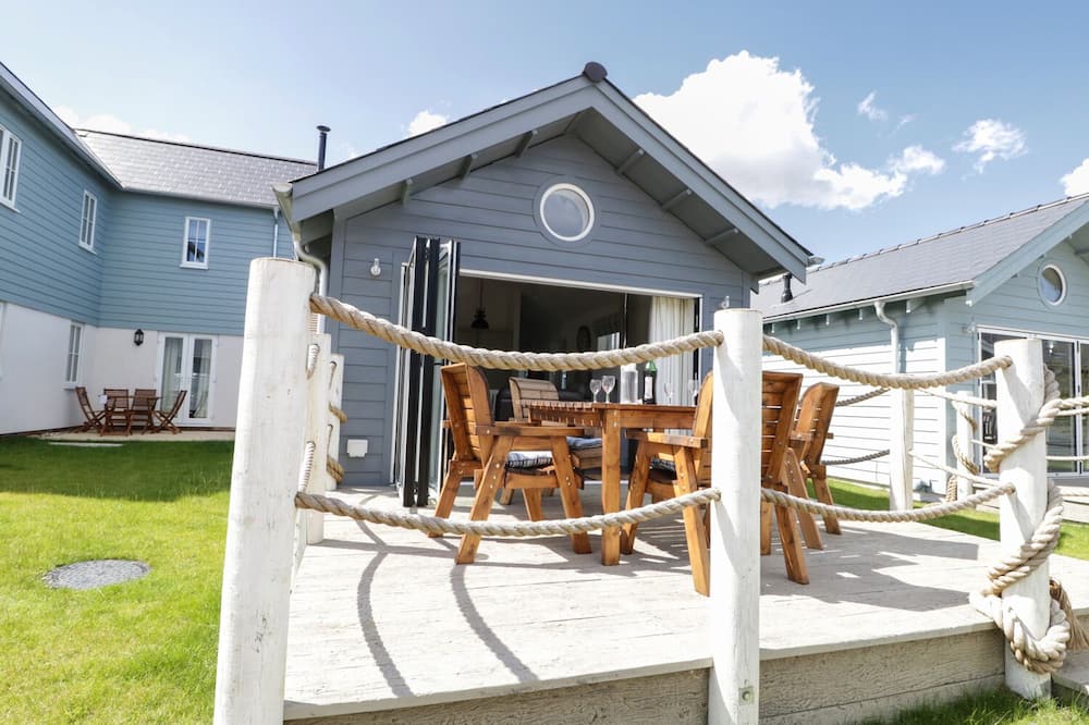 THE LOBSTER POT BEACH HOUSE, pet friendly, with pool in Filey