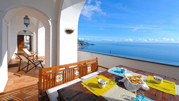 Outdoor dining - Casa Elena - In the center of Praiano, Parking & Panoramic Hot tub (Praiano)