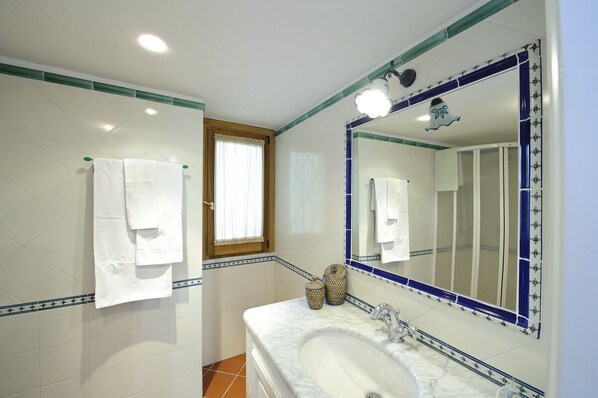 Regadera, secadora de cabello, bidet, toallas 