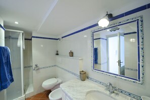 Regadera, secadora de cabello, bidet, toallas 