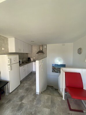Refrigerador, microondas, parrilla de estufa y cafetera y tetera