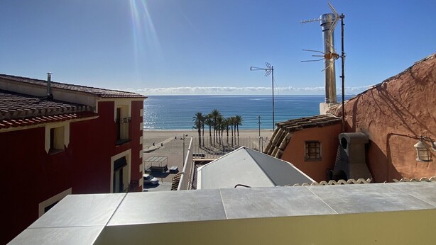 Vista costera con edificios, una playa y el océano.