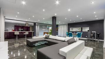 Smart TV, fireplace, table tennis