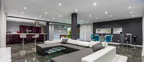 Smart TV, fireplace, table tennis