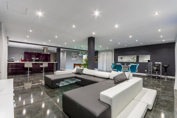 Smart TV, fireplace, ping pong