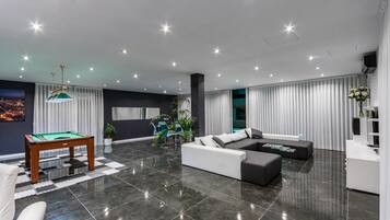 Smart TV, fireplace, table tennis