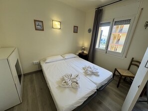 1 bedroom, bed sheets