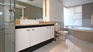Apartment | Bathroom | Deep soaking tub, towels - Stella Maris (Cape Town)