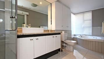 Departamento | Baño | Tina profunda y toallas