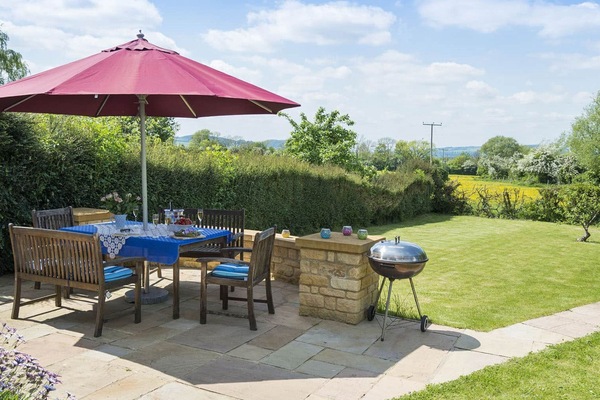 Garden BBQ area, Swallows Rest Cottage, Bolthole Retreats