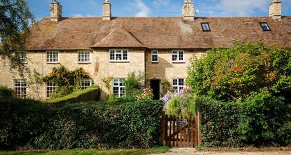 Swallows Rest Cottage - sleeps 6 guests in 4 bedrooms