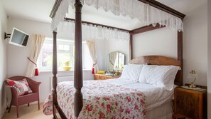 4 bedrooms, iron/ironing board, travel crib, free WiFi