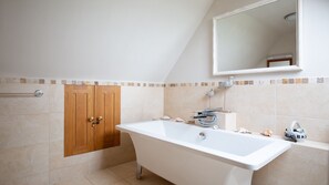 Combined shower/tub, free toiletries, hair dryer, towels