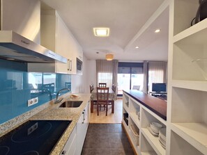 Kühlschrank, Mikrowelle, Herdplatte, Geschirrspüler