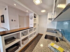 Kühlschrank, Mikrowelle, Herdplatte, Geschirrspüler