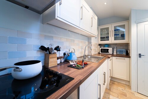 Shrimp Cottage – Sleeps 8 – Dog Friendly - Off-Site Parking