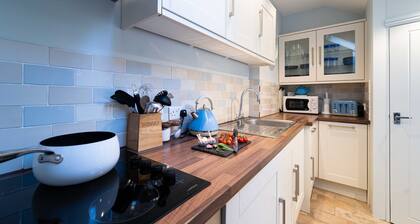 Shrimp Cottage â Sleeps 8 â Dog Friendly - Off-Site Parking