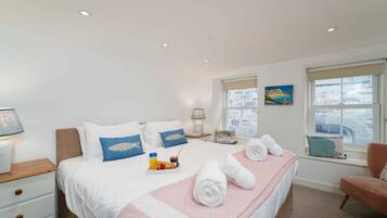 4 bedrooms, iron/ironing board, WiFi, bed sheets