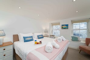 4 habitaciones, tabla de planchar con plancha, wifi y ropa de cama 