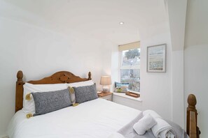 4 bedrooms, iron/ironing board, WiFi, bed sheets - Shrimp Cottage – Sleeps 8 – Dog Friendly - Off-Site Parking (Saint Ives)