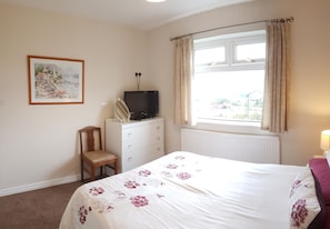 Iron/ironing board, bed sheets - Woodpeckers Cottage (Scarborough)