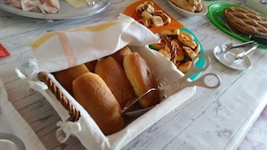 A basket of bread rolls on a table. - B&B L'Isola (Porto Cesareo)