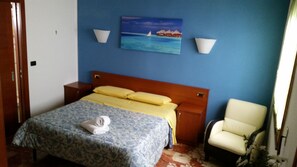 Standardzimmer | Schreibtisch, Babybetten, kostenloses WLAN, Bettwäsche