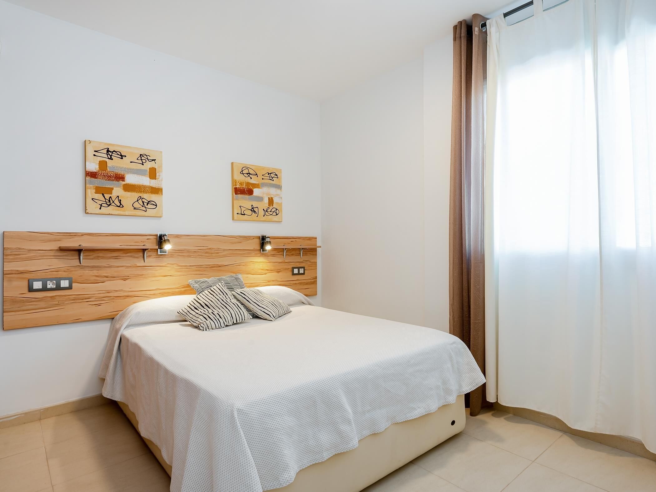 2 bedrooms, iron/ironing board, internet, bed sheets