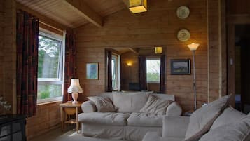 Basic Chalet | Living room | Flat-screen TV, DVD player