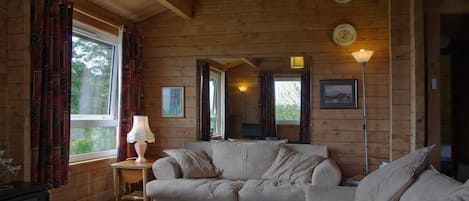 Basic Chalet | Living room | Flat-screen TV, DVD player