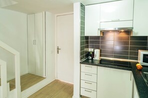 Frigorífic, microones, placa de cuina i cafetera i tetera 