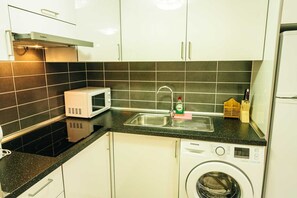 Frigorífic, microones, placa de cuina i cafetera i tetera 