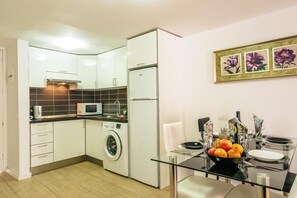 Frigorífic, microones, placa de cuina i cafetera i tetera 